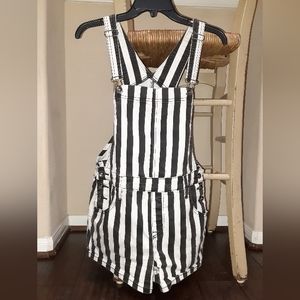 Black and White Overall Shorts *Beetlejuice* Size M